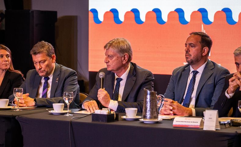 El rector de la UNLPam Oscar Alpa se despidió de la presidencia del CIN. El gobernador Sergio Ziliotto y el intendente Luciano di Nápoli le dieron volumen político al encuentro en La Pampa.