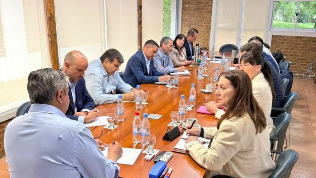Rolando Figueroa arrancó la semana reuniendo al gabinete en Neuquén. Rolando Figueroa arrancó la semana reuniendo al gabinete en Neuquén.
