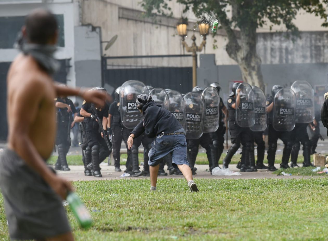 Incidentes frente al Congreso en la marcha contra la reforma laboral.