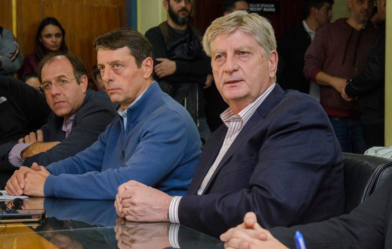 El gobernador de La Pampa, Sergio Ziliotto, junto a su candidato a diputado nacional Ariel Rauschenberger, que lleva las dos boletas presidenciales de Unión por la Patria.