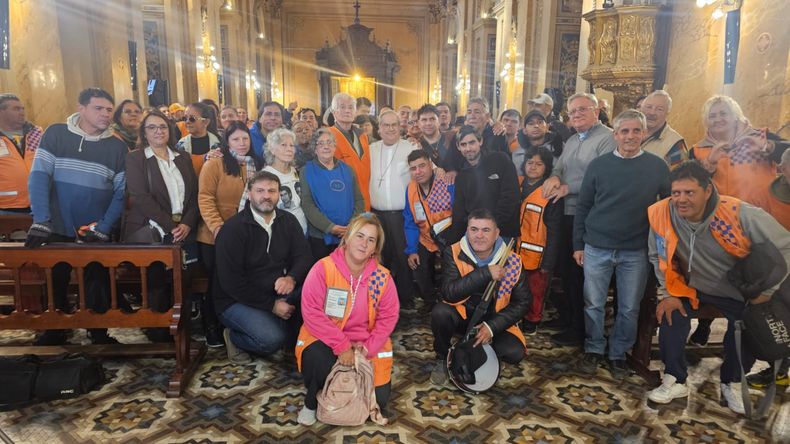 Ángel Rossi y miembros de las ocho cooperativas de cuidacoches de la ciudad de Córdoba.