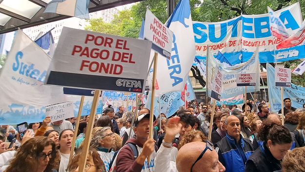 Gremios de docentes, estatales y médicos salieron a respaldar el reclamo de Kicillof por los fondos previsionales