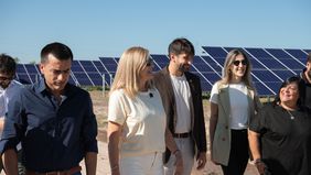 La intendenta Rosario Romero caminando por Paraná junto al viceintendente David Cáceres, al jefe de Gabinete Santiago Halle y a la concejala Luisina Minni.