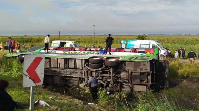 El micro que volcó en la ruta camino al 1° Encuentro Internacional de Hábitat Popular en Mar del Plata del que iba a participar Axel Kicillof.