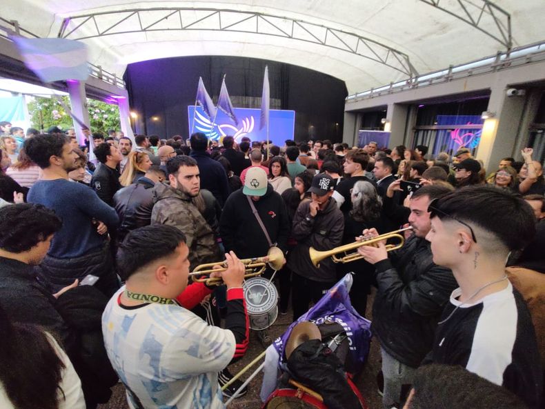Así se veía el acto libertario en la previa, batucada incluída