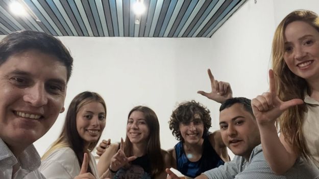 Jésica Zárate, vicepresidenta del Partido Libertario en Entre Ríos, presentó su afiliación a La Libertad Avanza junto con el secretario, Adrián Montenegro.