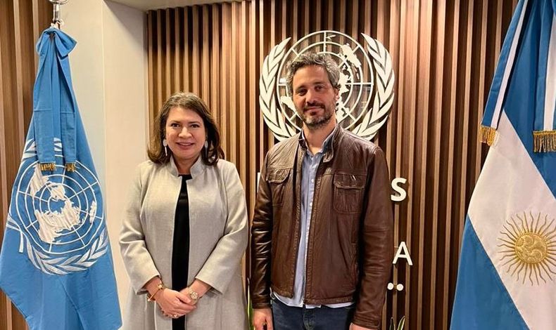 Santiago Cafiero, el 12 de septiembre, con una funcionaria de la ONU.