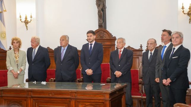 El gobernador Maximiliano Pullaro durante la paertura del año judicial rodeado de los seis miembros de la Corte.