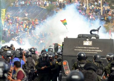 El partido de Evo presiona por el regreso de los militares a los cuarteles