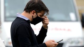 Mientras busca cómo financiar el turf, Kicillof se compromete a saldar deudas