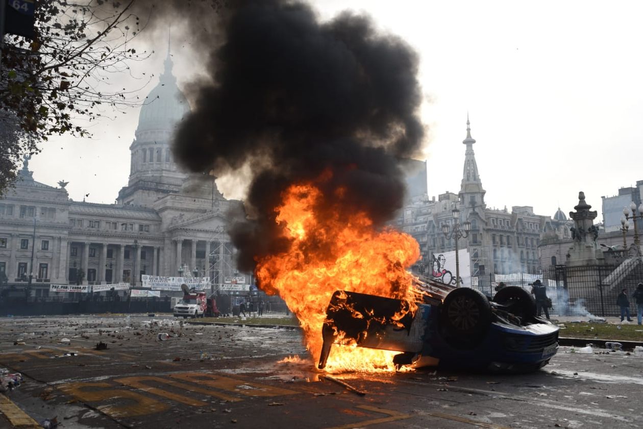 Caos y violencia afuera del Congreso.
