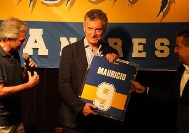 Mauricio Macri homenajeado por su candidato presidencial Andrés Ibarra