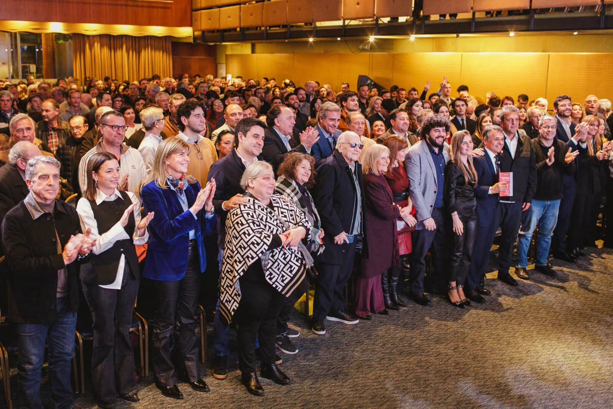 El pleno del peronismo de Santa Fe, reunido para la presentación del libro de Diego Giuliano.