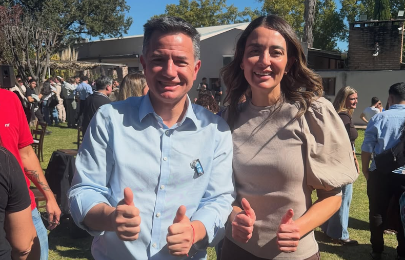 Gabriel Bornoroni y Evelin Barroso, en un evento por el Día del Trabajador en Córdoba.