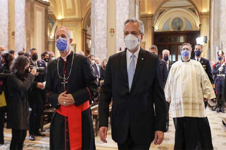 El cardenal Mario Poli y el presidente Alberto Fernández en el tedeum patrio del 2022.