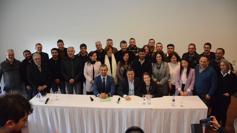 Martín Menem posando con intendentes de Córdoba