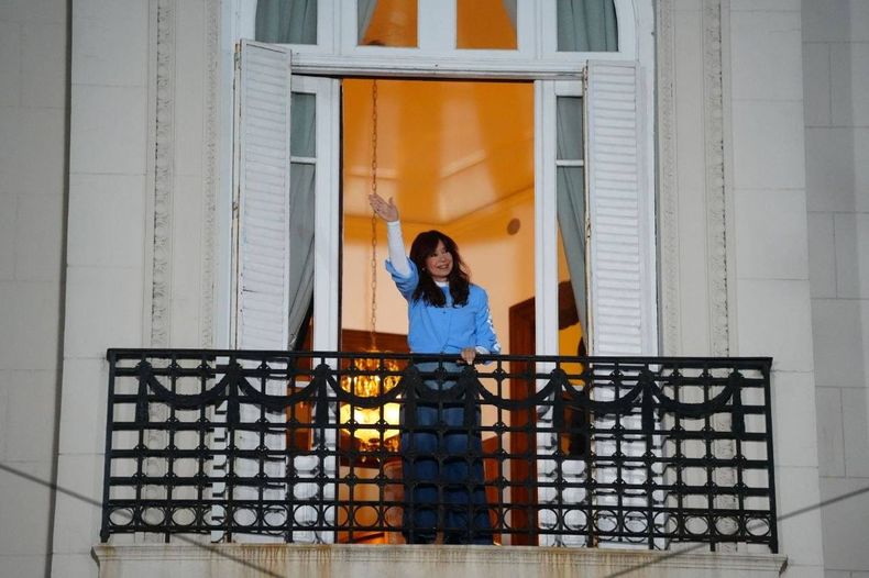 CFK salió al balcón para saludar a la militancia.&nbsp;