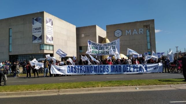 gastronomicos: la temporada fria calienta el conflicto salarial