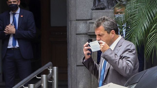 con la tranquera del gabinete cerrada, massa conduce una sesion de bajo rating
