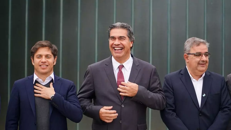 Axel Kicillof, gobernador de la provincia de Buenos Aires; Jorge Capitanich, líder del PJ de Chaco; Raúl Jalil, gobernador de Catamarca. Hacen silencio.