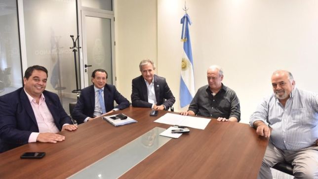 macri autorizo un bono de $5000 y aumento del 10% para los estatales
