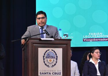 Claudio Vidal llamó a dejar atrás el modelo de la dependencia y cambiar la matriz productiva de Santa Cruz.
