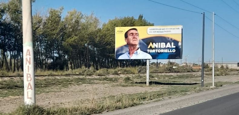 Tortoriello plantó cartelería por diversas rutas de Río Negro.