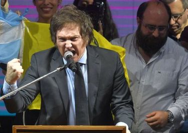 Javier Milei, finalista impensado: cómo llega y qué promete el hijo de la rabia