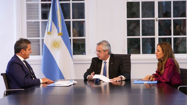 El ministro Sergio Massa, el presidente Alberto Fernández y la ministra Victoria Tolosa Paz.