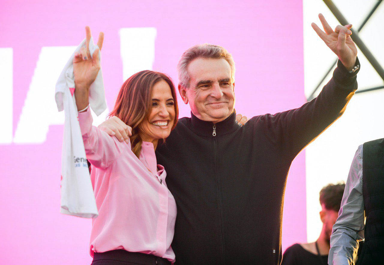 Agustín Rossi y Victoria Tolosa Paz en el lanzamiento de la precandidatura a gobernadora de la ministra. El Camino no fue a la Victoria.