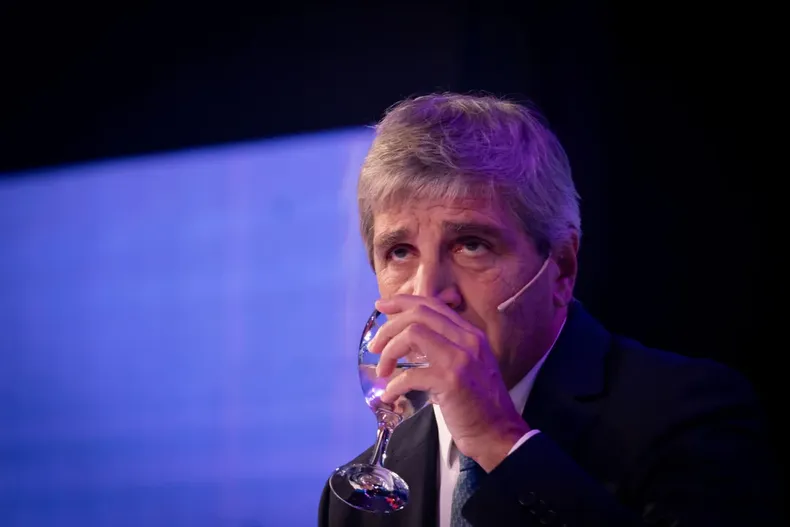 Mal trago para Toto Caputo en el infirme del FMI.