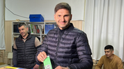 El gobernador Maximiliano Pullaro votando bajo el sistema de boleta única, que será reformado. El gobernador Maximiliano Pullaro votando bajo el sistema de boleta única, que será reformado.