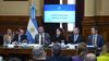 El senador Ezequiel Atauche (LLA),&nbsp; con los funcionarios, durante el debate de jubilaciones.&nbsp;