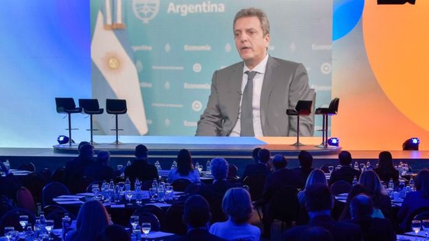 Con ropa y alimentos en la mira, Massa amenaza con abrir el grifo importador
