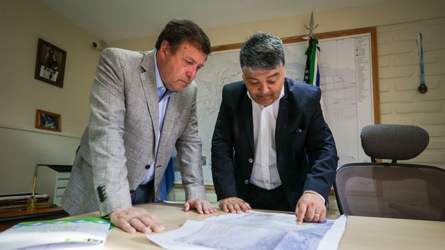 El gobernador de Río Negro, Alberto Weretilneck, junto al intendente de Comallo, Raúl Hermosilla.