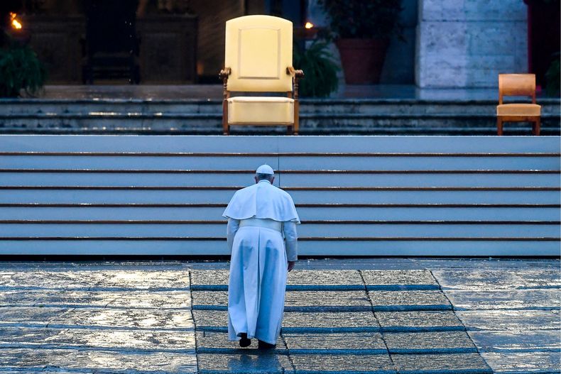 El papa Francisco camina solo en el Vaticano