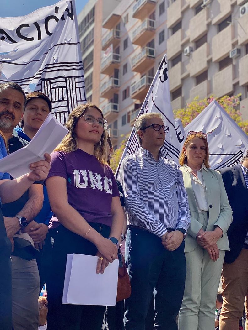 El rector de la UNC, Jhon Boretto; la vicerrectora, Mariela Marchisio y la presidenta de la FUC, Cecilia Alfano Villalba marchando en las calles de Córdoba