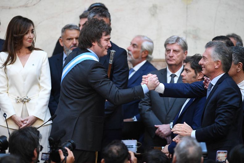 Javier Milei saluda a Mauricio Macri durante su asunción (Foto: NA)