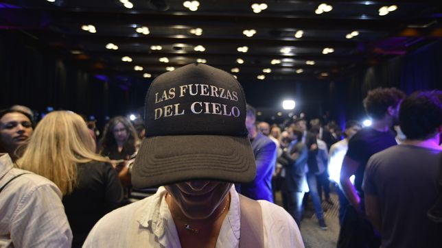 aparecen los primeros pases de factura en el bunker de milei