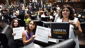 Legisladoras porteñas exhiben carteles contra el alcalde Horacio Rodríguez Larreta