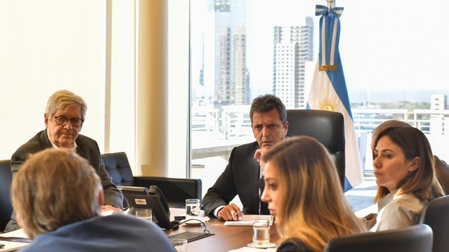 sergio massa desempolva el traje de senor de los alivios para alimentar el clamor