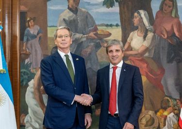 Toto Caputo y el titular del Tesoro de Estados Unidos, Scott Bessent: el salvavidas de Donald Trump