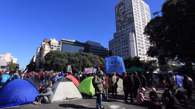en pleno acampe, el gobierno confirmo que no habra mas planes sociales