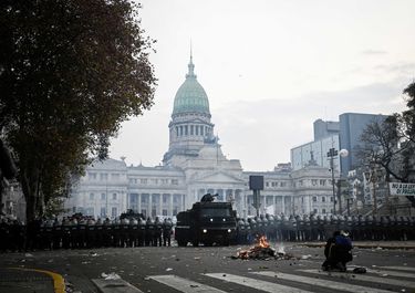 Déjà vu del horror: el Gobierno tiene detenida en Ezeiza a una sobrina de desaparecidos