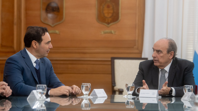 Gustavo Valdés firmó convenios con Guillermo Francos.&nbsp;