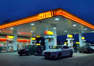 Energía: José Luis Manzano y un fondo suizo se quedaron con las estaciones y la refinería de Shell