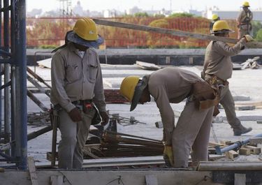 La reforma laboral del Gobierno quita recursos a la ANSES, y desvincula aumentos por inflación a la AUH.