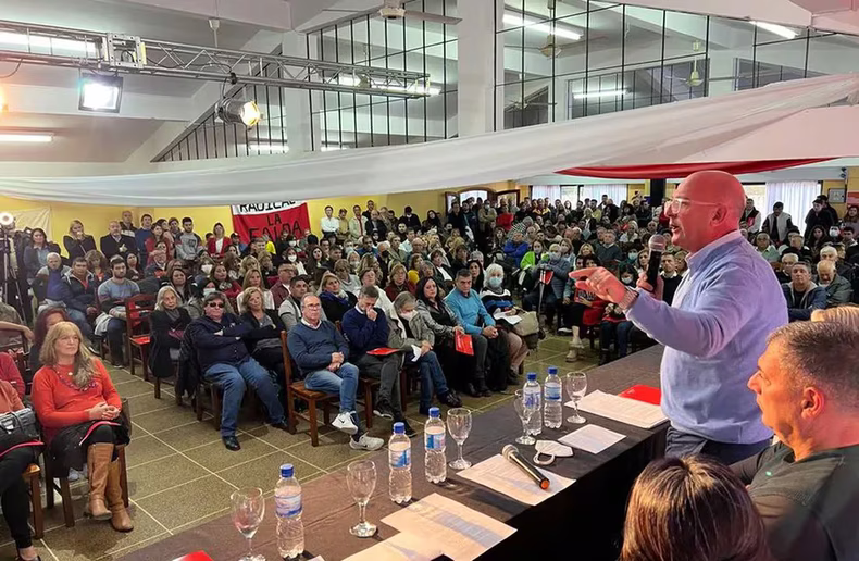 Fuente X. Giardino 2022, con Marcos Carasso dando su discurso.
