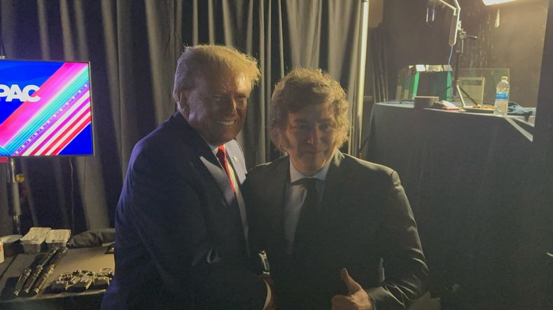 Javier Milei, casi como un fan en su encuentro con Donald Trump.
