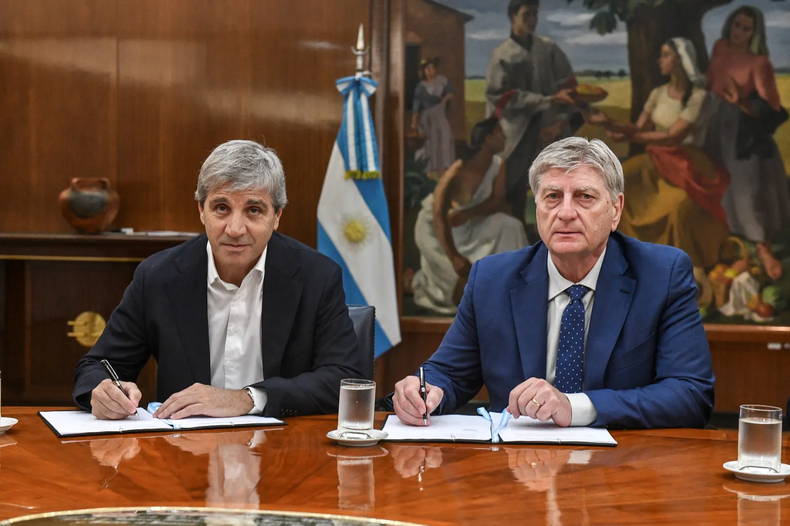 El ministro de Hacienda Luis Caputo y el gobernador de La Pampa Sergio Ziliotto firmaron un acta de intención. Pero la provincia espera avances más concretos.